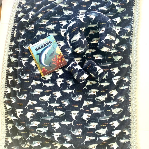 🌺SOLD🌺Sharks Crochet Baby Blanket Gift Set - Picture 9 of 9